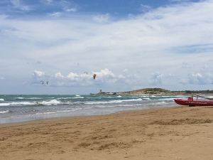 Kitesurfer am Strand bei Vieste