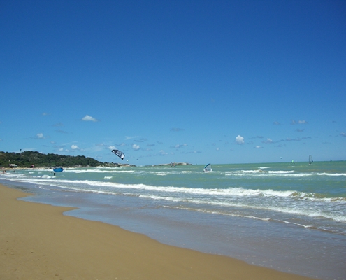 Surfen in der Bucht Scialmarino in Apulien