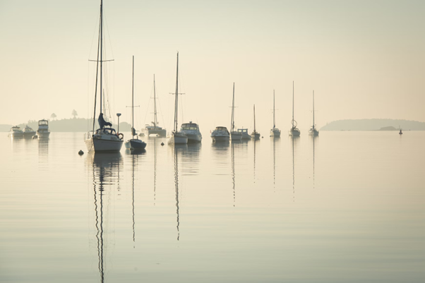 Boote im Nebel bei Mahone, Nova Scotia.