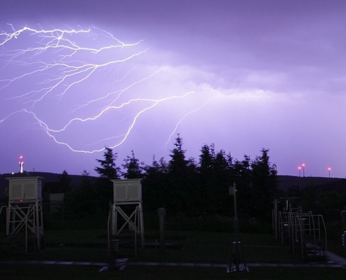 Auswirkungen eines Blitzeinschlags in ein Fahrzeug