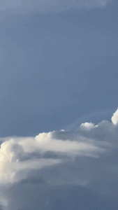 Leuchtende Taenzer am oberen Wolkenrand 1