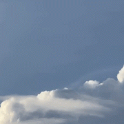 Leuchtende Taenzer am oberen Wolkenrand 1