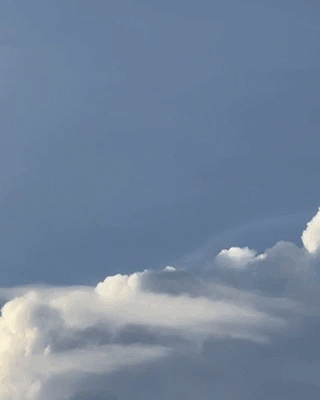 Leuchtende Taenzer am oberen Wolkenrand 1