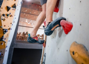 Beim Klettern in der Halle lieber die Luft anhalten