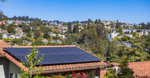 Photovoltaikanlage auf dem Dach eines Einfamilienhauses in einem Wohngebiet