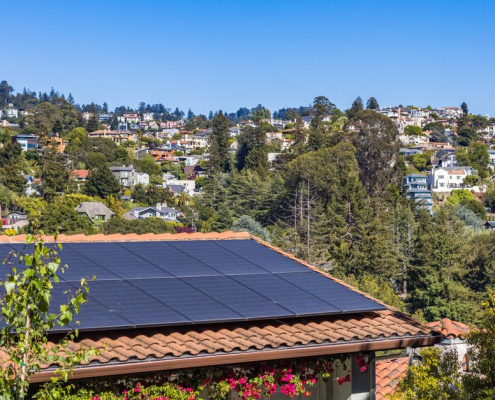 Photovoltaikanlage auf dem Dach eines Einfamilienhauses in einem Wohngebiet