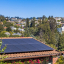 Photovoltaikanlage auf dem Dach eines Einfamilienhauses in einem Wohngebiet