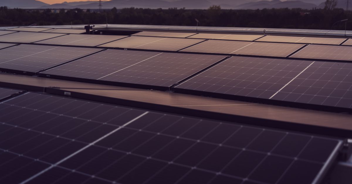 Solaranlage auf einem Feld in der Steiermark im Abendlicht