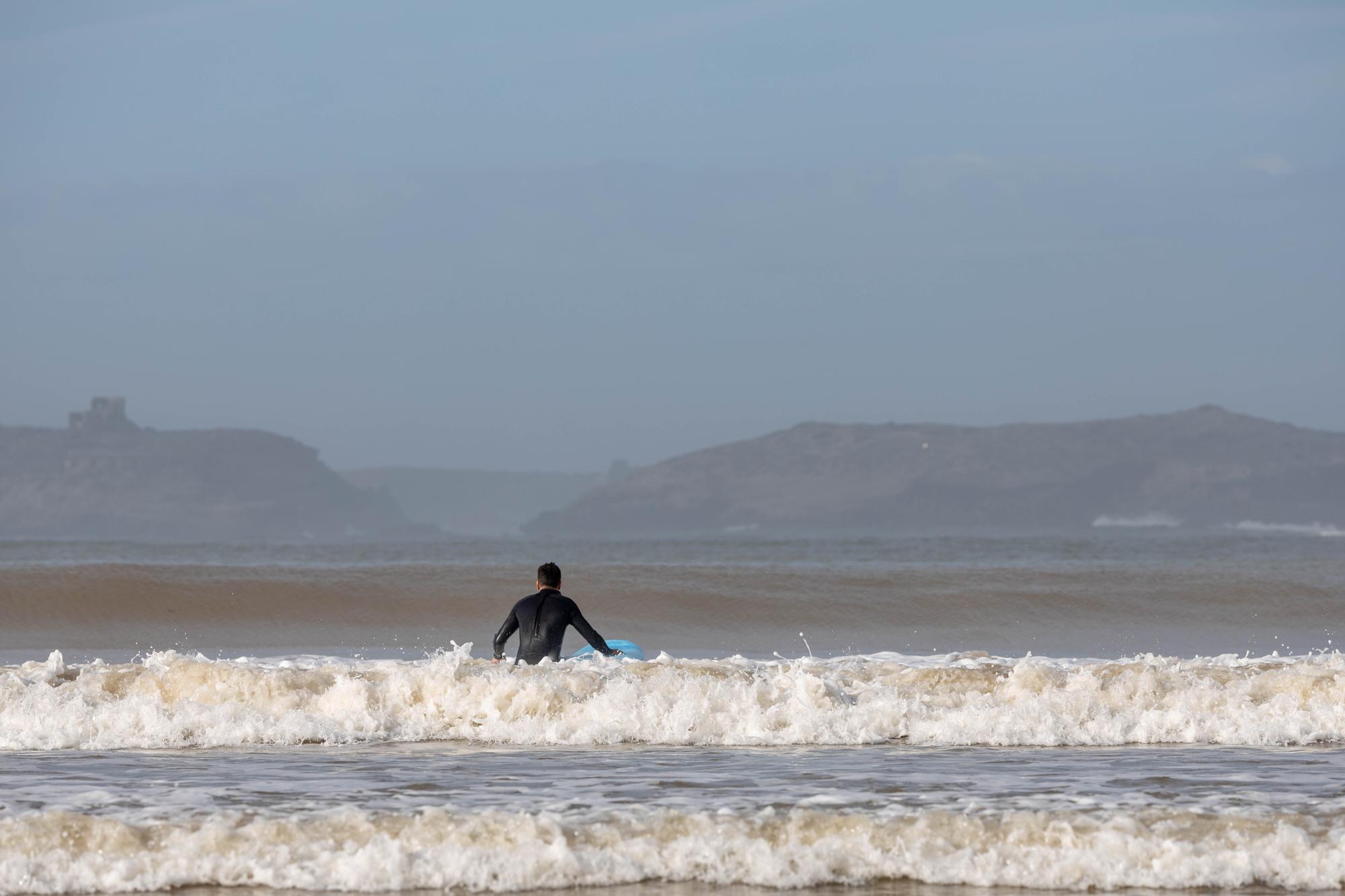 Wellenreiter auf einer Atlantikwelle vor der Küste bei Bundoran in Donegal