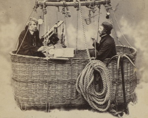 James Glaisher und Henry Coxwell bei einer wissenschaftlichen Ballonfahrt, historische Fotografie um 1864.