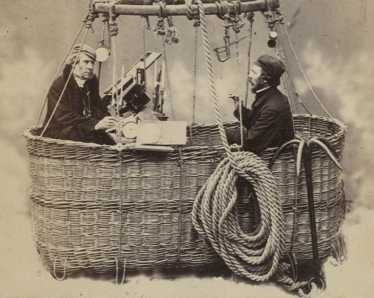 James Glaisher und Henry Coxwell bei einer wissenschaftlichen Ballonfahrt, historische Fotografie um 1864.