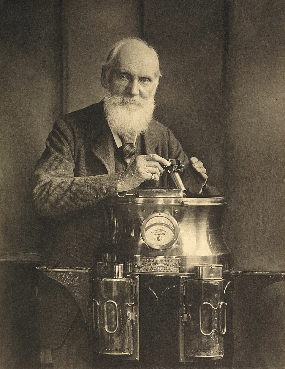 Lord Kelvin sitzt auf einem Kompasskasten und hält einen Azimutspiegel für die Seefahrt