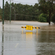 Überflutete Straße bei Windsor in Australien mit einer Absperrung im Wasser