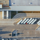 Luftaufnahme eines Logistikhofs mit Lkw, Aufliegern, Stellflächen und Verladerampen.